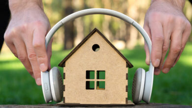 Kopfhörer auf Haus-Modell. © Ekaterina Chizhevskaya iStock Getty Images Plus