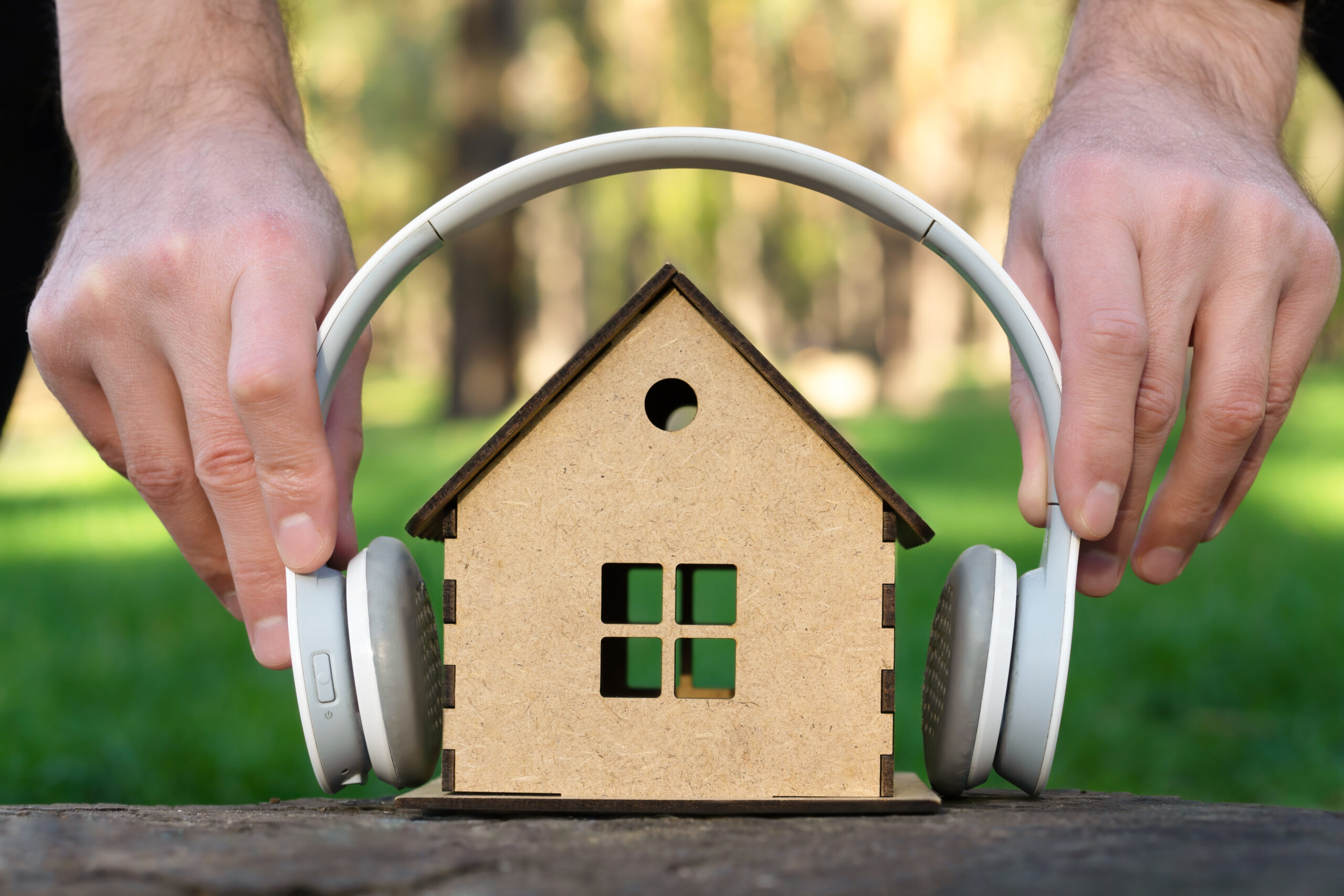Kopfhörer auf Haus-Modell. © Ekaterina Chizhevskaya iStock Getty Images Plus