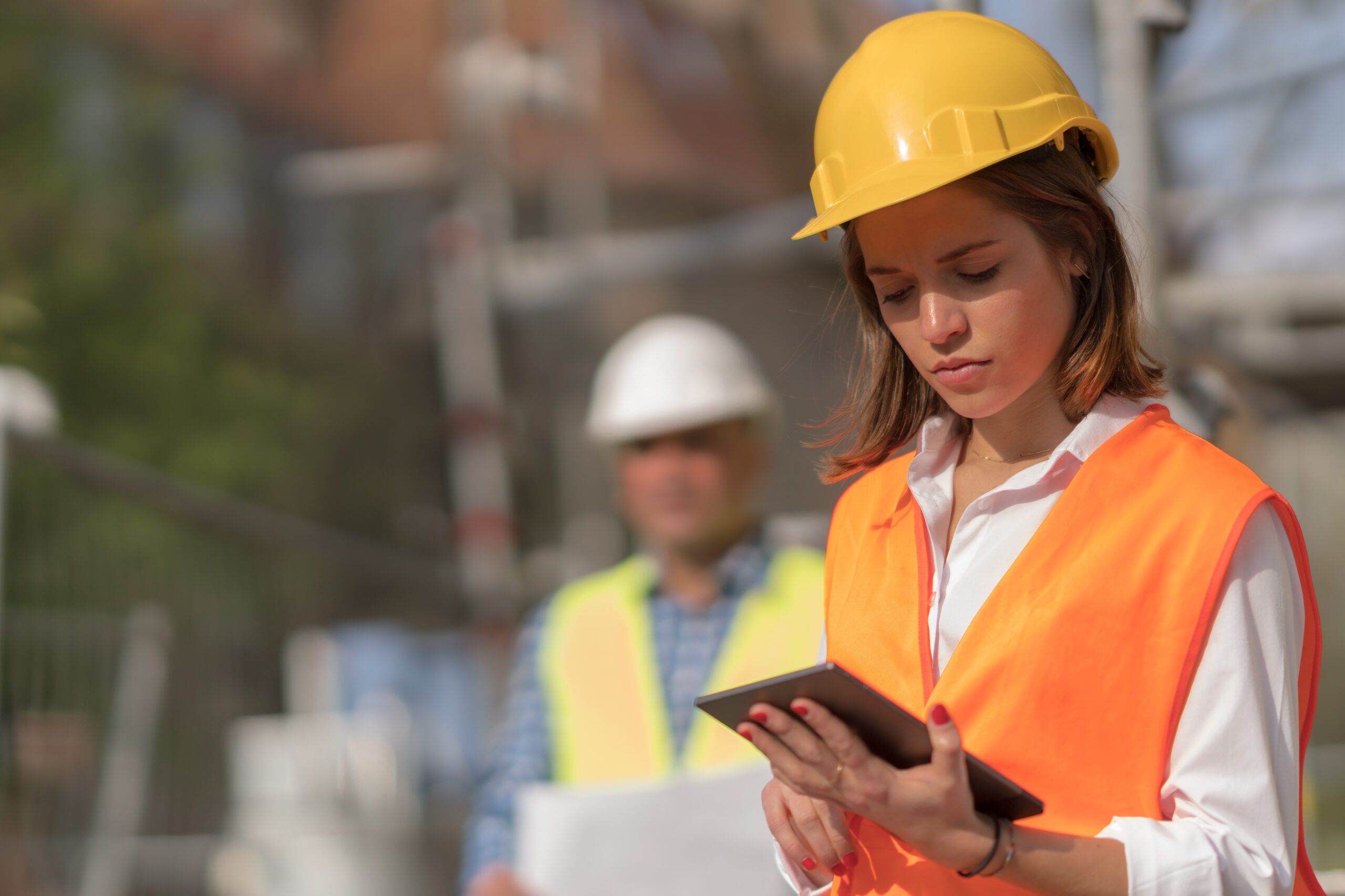 Junge Bauingenieurin mit Tablet auf der Baustelle © Cineberg iStock Getty Images Plus