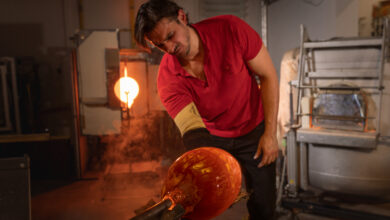 Die Arbeit mit flüssigem Glas erfordert nicht nur technisches Können, sondern auch Ausdauer: „Jedes Werk ist eine physische Herausforderung und ein kreativer Prozess zugleich“, sagt Peter Kuchler III. © Qytun Gural