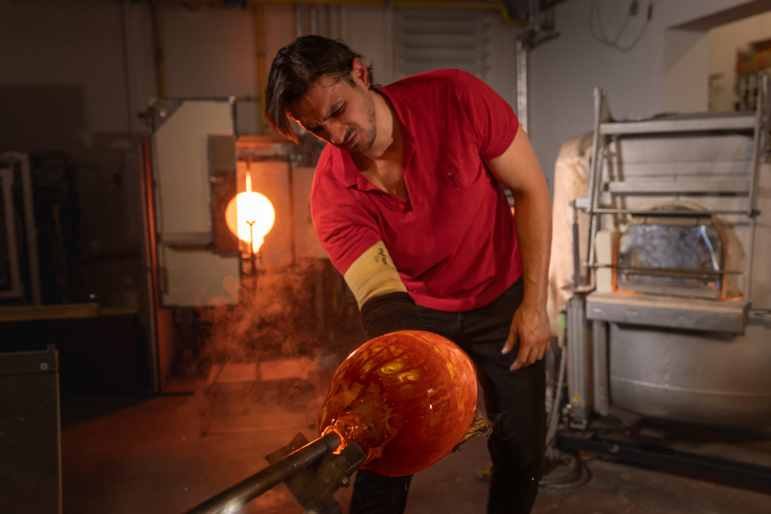 Die Arbeit mit flüssigem Glas erfordert nicht nur technisches Können, sondern auch Ausdauer: „Jedes Werk ist eine physische Herausforderung und ein kreativer Prozess zugleich“, sagt Peter Kuchler III. © Qytun Gural
