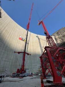 Die Demontage erfolgte in zwei Etappen. Im Herbst 2024 wurde der obere schmale Turm des erste WOLFFs abgebaut. In diesem Sommer folgten der untere Turm und der komplette zweite Kran. Insgesamt dauerte der Abbau mit einem 650-Tonnen Mobilkran rund 3,5 Wochen. © WOLFFKRAN/ grimselfoto.ch