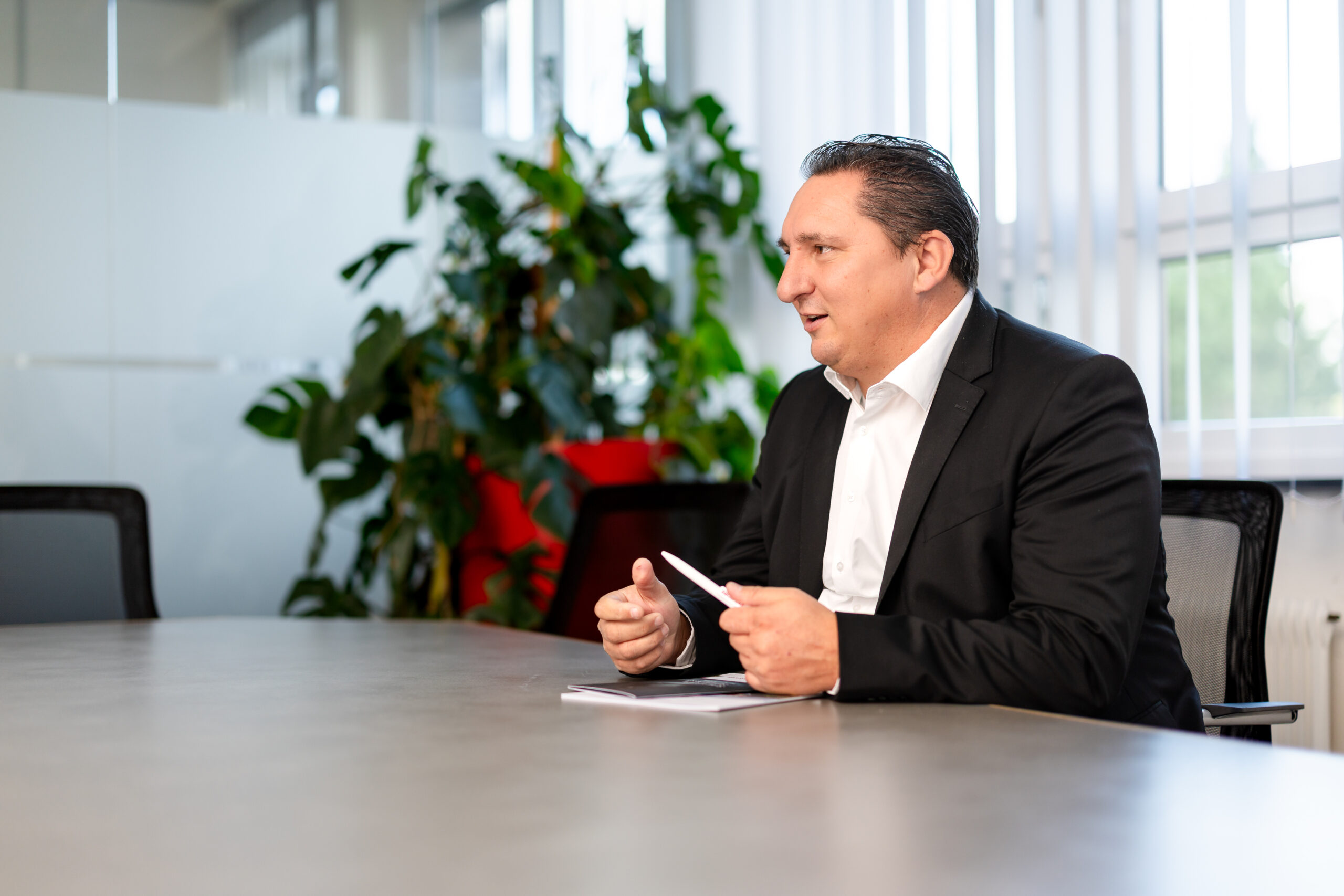 "Mit Tondachziegeln können wir dem Dachhandwerk in Österreich eine noch umfassendere Produktpalette anbieten – eine optimale Ergänzung für unser Portfolio", erläutert Michael Foisel, Prokurist, Leitung Vertrieb und Marketing bei Swisspearl Österreich, im Interview.
