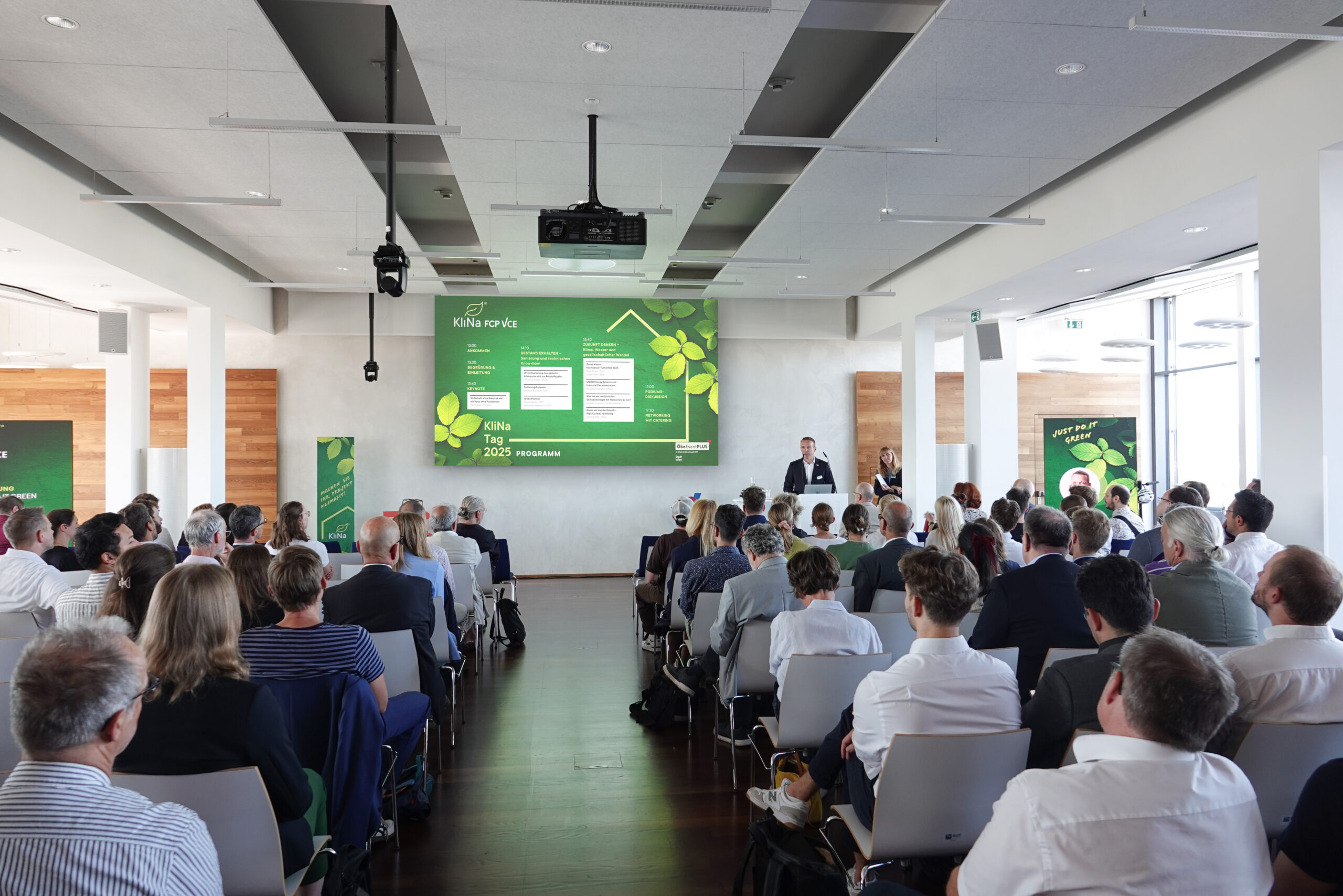 Am KliNa Tag 2025 wurde diskutiert, wie die Klimaziele eingehalten werden können. Die Expertinnen sitzen im Raum vor einer Powerpoint.