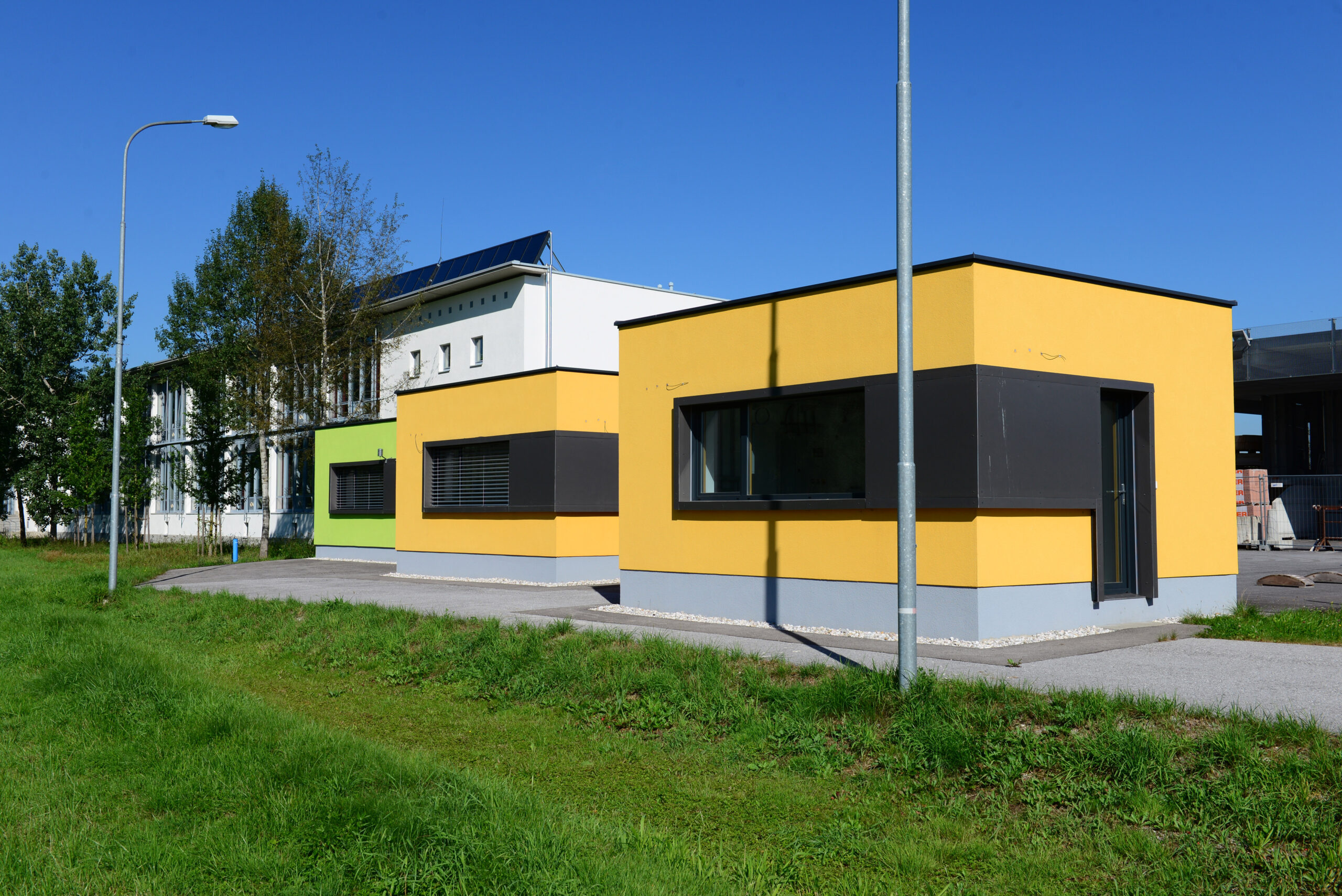 Das Herzstück des Forschungsprojekts "CoolBRICK" waren zwei baugleiche Testhäuser mit Ziegelwänden und Außenrollos an den Fenstern auf dem Gelände der BAUAkademie Salzburg, in denen die optimale Nachtlüftung untersucht wurde. Monitoring und Simulation liefern klare Erkenntnisse für energieeffizientes Bauen.