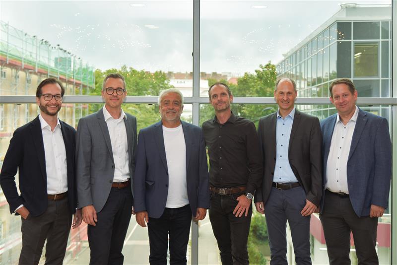 Präsentierten am 16. September die Studie Ventilative Cooling (v. l.): Stefan Leitl (Obmann-Stellvertreter des Fachverbands Stein- und keramische Industrie), Markus Winkler (Experte für Bauklimatik und Ventilative Cooling von der Universität für Weiterbildung Krems), Heinz Hackl (Public Affairs Manager von Velux Österreich), Gunter Graupner (Geschäftsführer der ZAB Zukunftsagentur Bau), Klaus Prenninger (Senior Researcher Department Design and Green Engineering von der Fachhochschule Salzburg) und Albert Treytl (Experte für Sensorsysteme von der Universität für Weiterbildung Krems). 