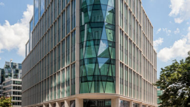 Focchi zeichnete für die Planung, Produktion und Installation der besonderen Fassade von „Stonecutter Court“ in London verantwortlich, darunter ein Diamantgitter-Fassadensystem, das modulare und vorgefertigte Elemente kombiniert. Für die gesamte Fassade lieferte AGC Interpane Architectural Glass Verglasungen abseits jedes Standards. ©Dirk Lindner