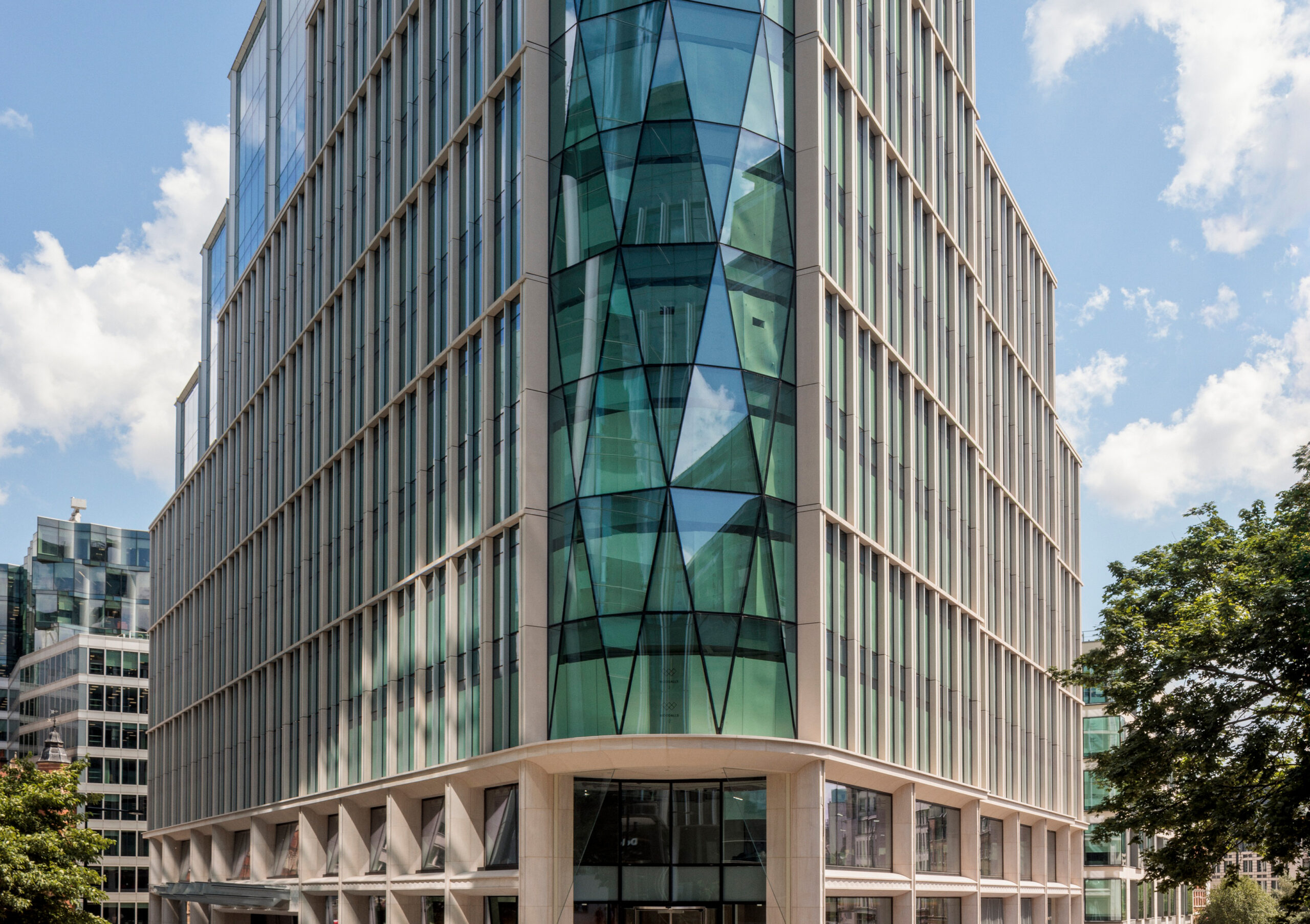 Focchi zeichnete für die Planung, Produktion und Installation der besonderen Fassade von „Stonecutter Court“ in London verantwortlich, darunter ein Diamantgitter-Fassadensystem, das modulare und vorgefertigte Elemente kombiniert. Für die gesamte Fassade lieferte AGC Interpane Architectural Glass Verglasungen abseits jedes Standards. ©Dirk Lindner