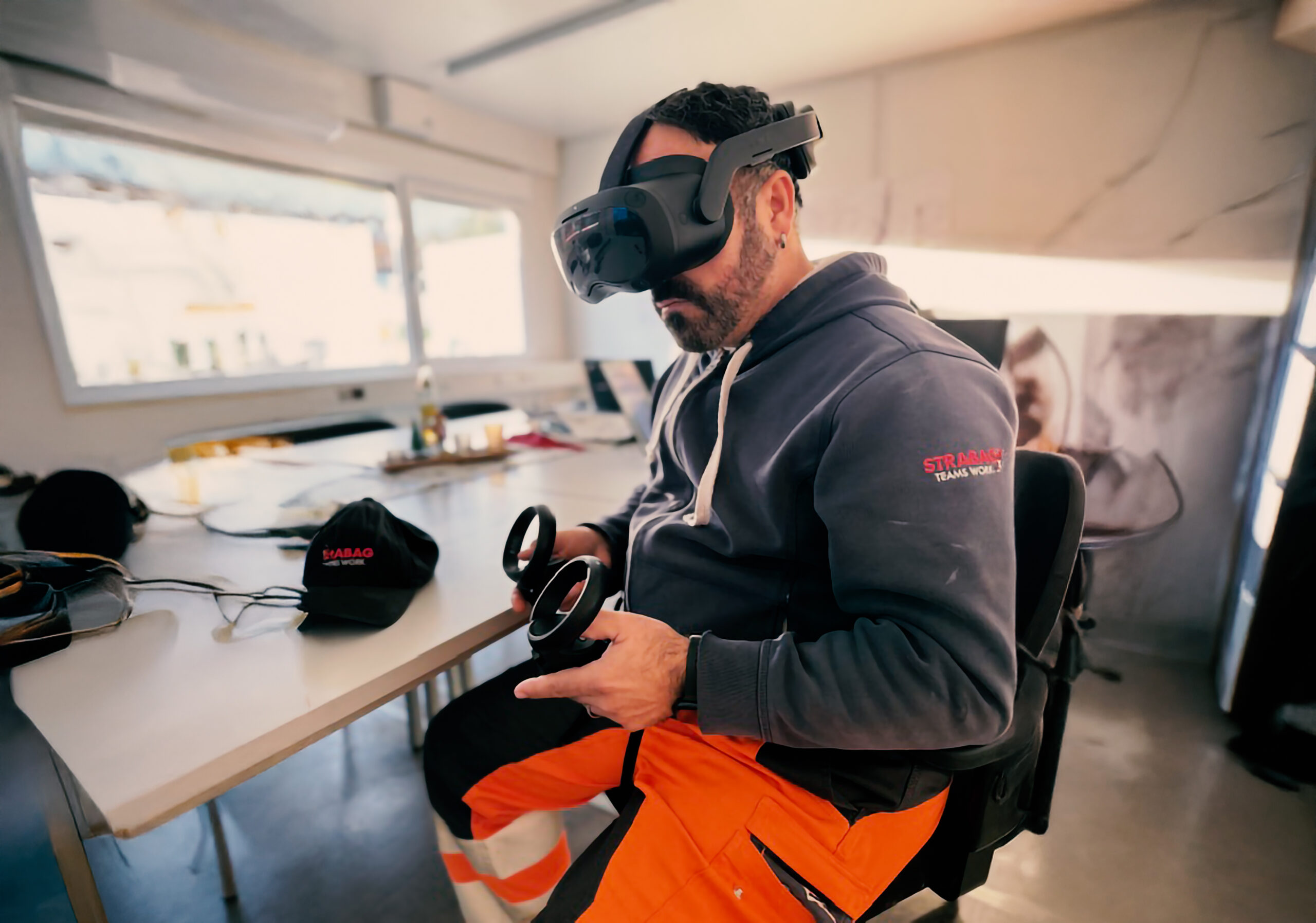 BuildsaVR im Praxis-Einsatz: Ein STRABAG Mitarbeiter beim Virtual Reality Training