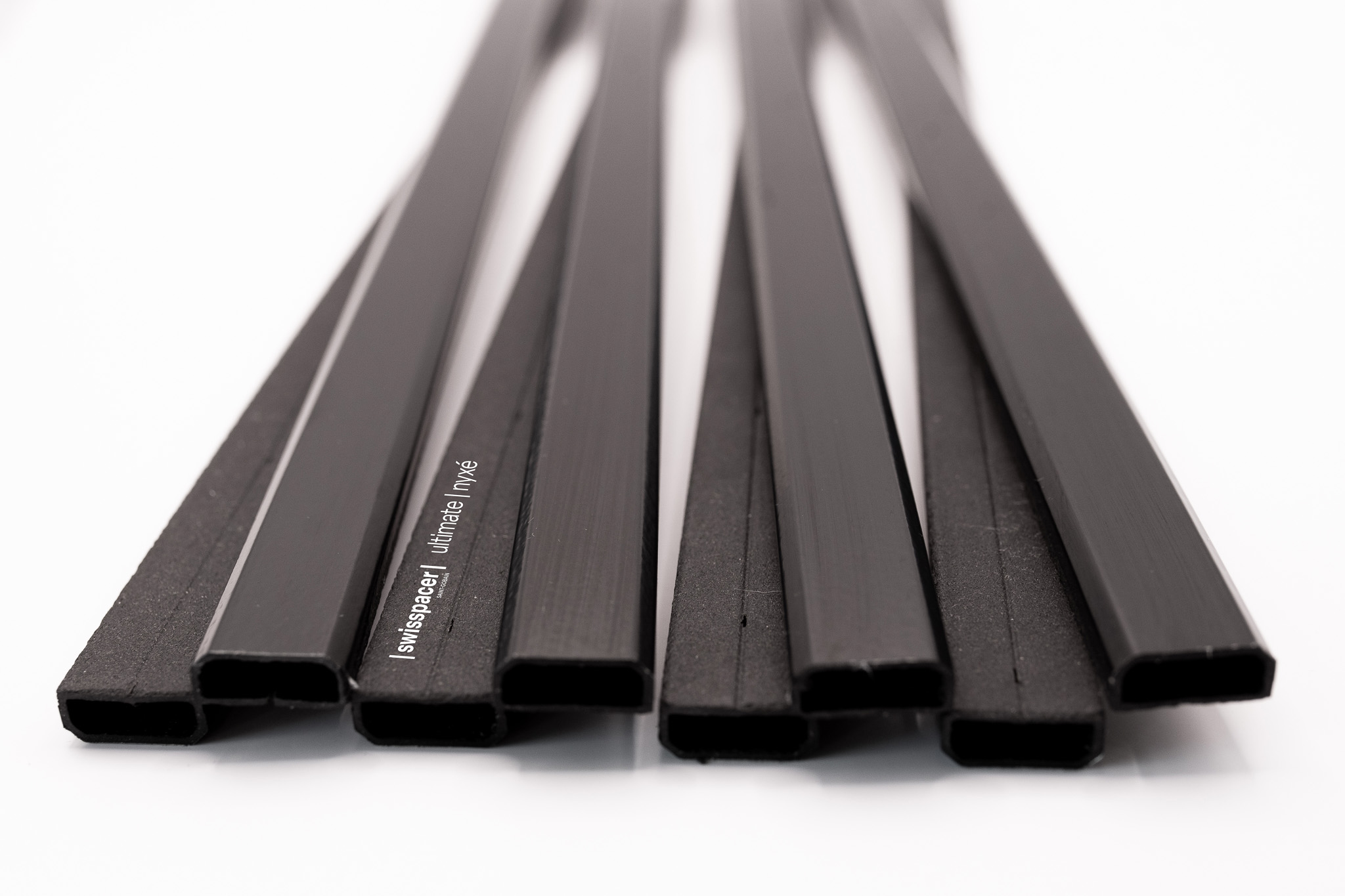 Mit dem neuen Abstandhalter "Ultimate|Nyxé" führt Swisspacer ein Bauteil ein, das sowohl technische Anforderungen der energieeffizienten Verglasung erfüllt als auch Gestaltungsspielräume in der Architektur erweitert.