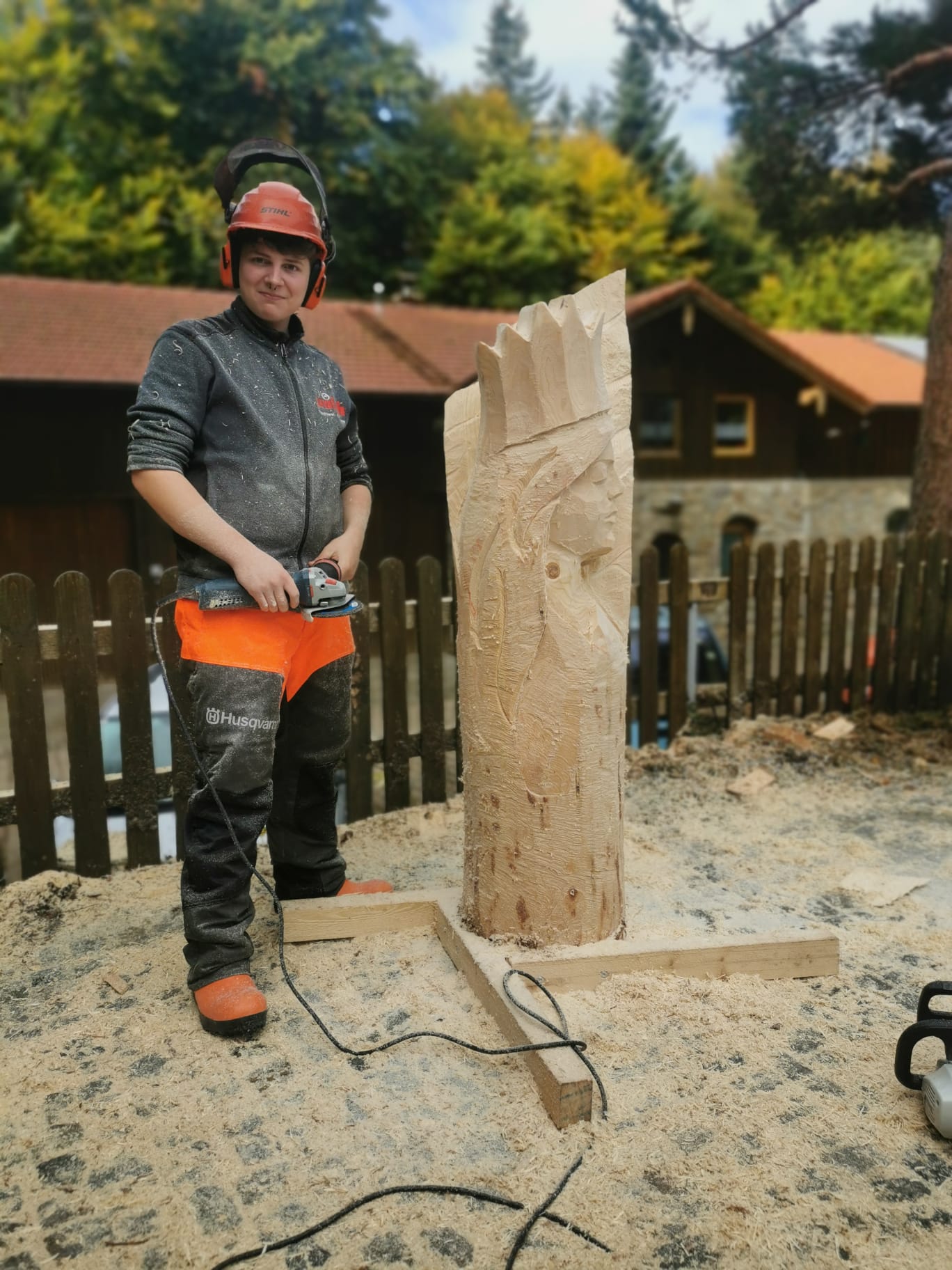 Schüler*innen der Fachschule für Kunsthandwerk und Design Elbigenalp setzten die Watzmannsage in ein beeindruckendes Holzkunstwerk um.