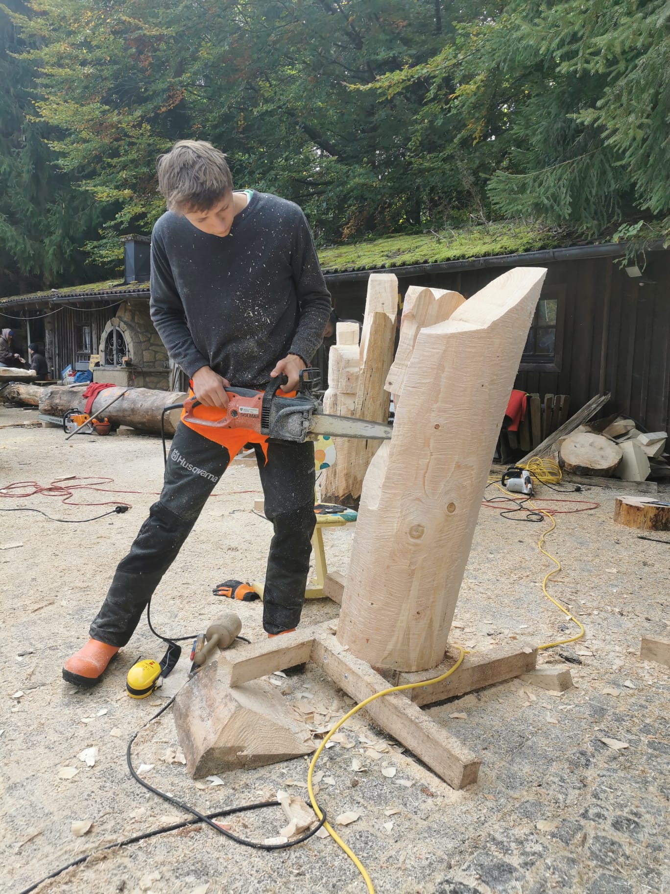 Schüler*innen der Fachschule für Kunsthandwerk und Design Elbigenalp setzten die Watzmannsage in ein beeindruckendes Holzkunstwerk um.