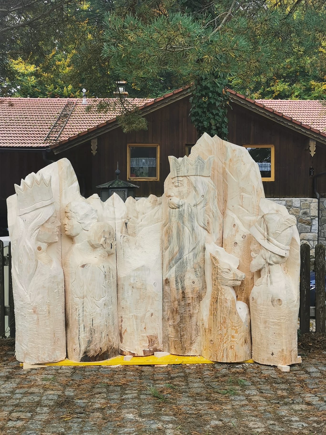 Schüler*innen der Fachschule für Kunsthandwerk und Design Elbigenalp setzten die Watzmannsage in ein beeindruckendes Holzkunstwerk um.