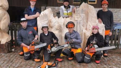 Schüler*innen der Fachschule für Kunsthandwerk und Design Elbigenalp setzten die Watzmannsage in ein beeindruckendes Holzkunstwerk um.