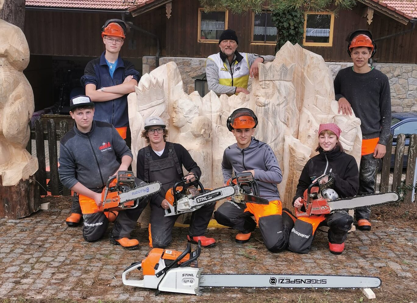 Schüler*innen der Fachschule für Kunsthandwerk und Design Elbigenalp setzten die Watzmannsage in ein beeindruckendes Holzkunstwerk um.