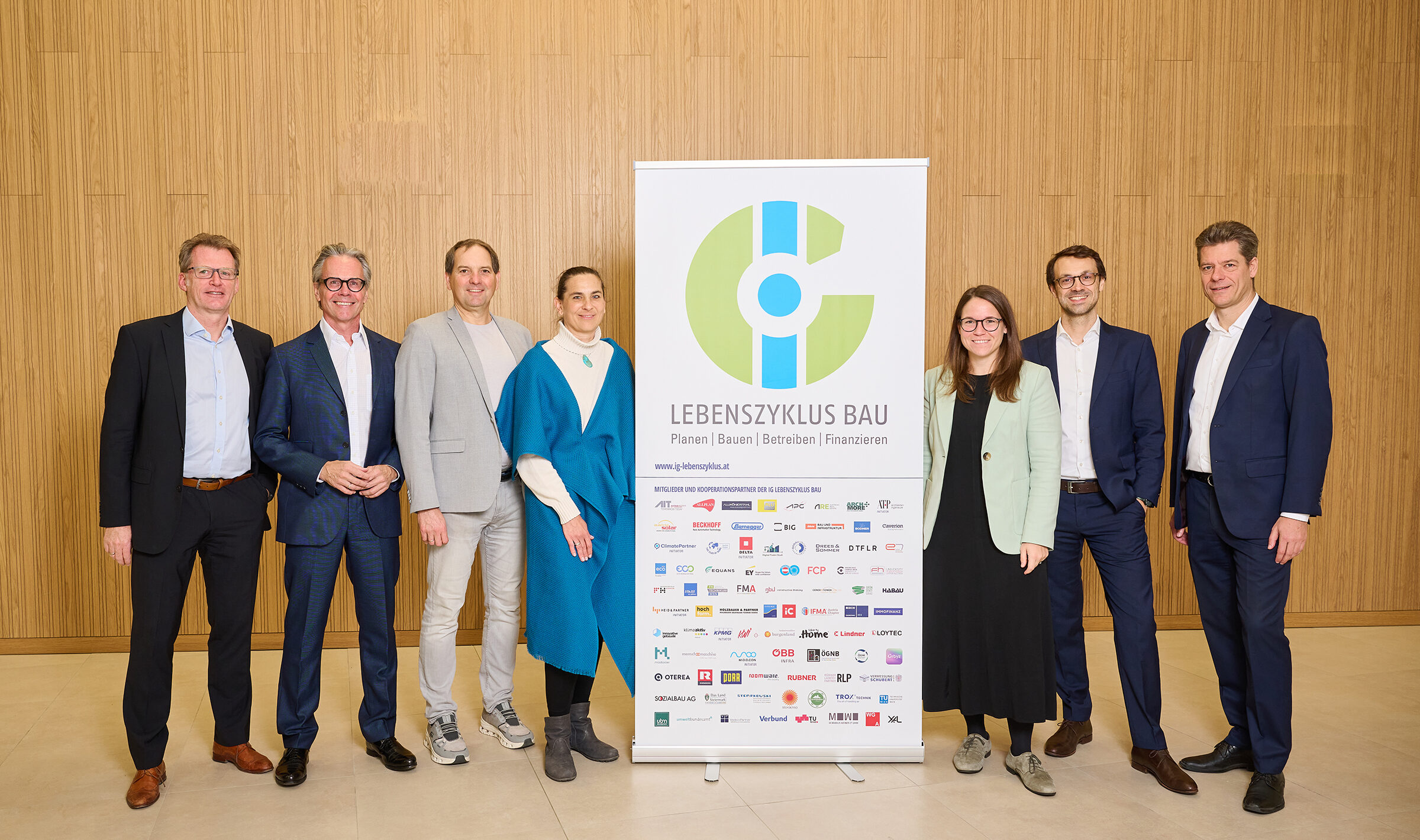 Der im Juni neu gewählte Vorstand der IG Lebenszyklus Bau präsentierte im Rahmen des 15. Jahreskongresses des Verbands fünf neue Publikationen für Branchenvertreter:innen und Auftraggeber:innen: Marc Höhne (DELTA), Stephan Heid (Heid & Partner Rechtsanwälte), Klaus Reisinger (ClimatePartner), Margot Grim-Schlink (e7), Magdalena Prem (Landesholding Burgenland im Auftrag der LIB), Christoph Müller-Thiede (M.O.O.CON), Stefan Rufera (KPMG)
