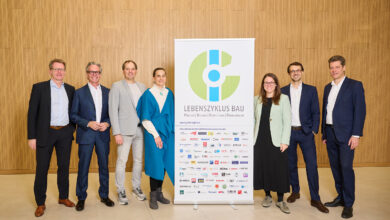 Der im Juni neu gewählte Vorstand der IG Lebenszyklus Bau präsentierte im Rahmen des 15. Jahreskongresses des Verbands fünf neue Publikationen für Branchenvertreter:innen und Auftraggeber:innen: Marc Höhne (DELTA), Stephan Heid (Heid & Partner Rechtsanwälte), Klaus Reisinger (ClimatePartner), Margot Grim-Schlink (e7), Magdalena Prem (Landesholding Burgenland im Auftrag der LIB), Christoph Müller-Thiede (M.O.O.CON), Stefan Rufera (KPMG)