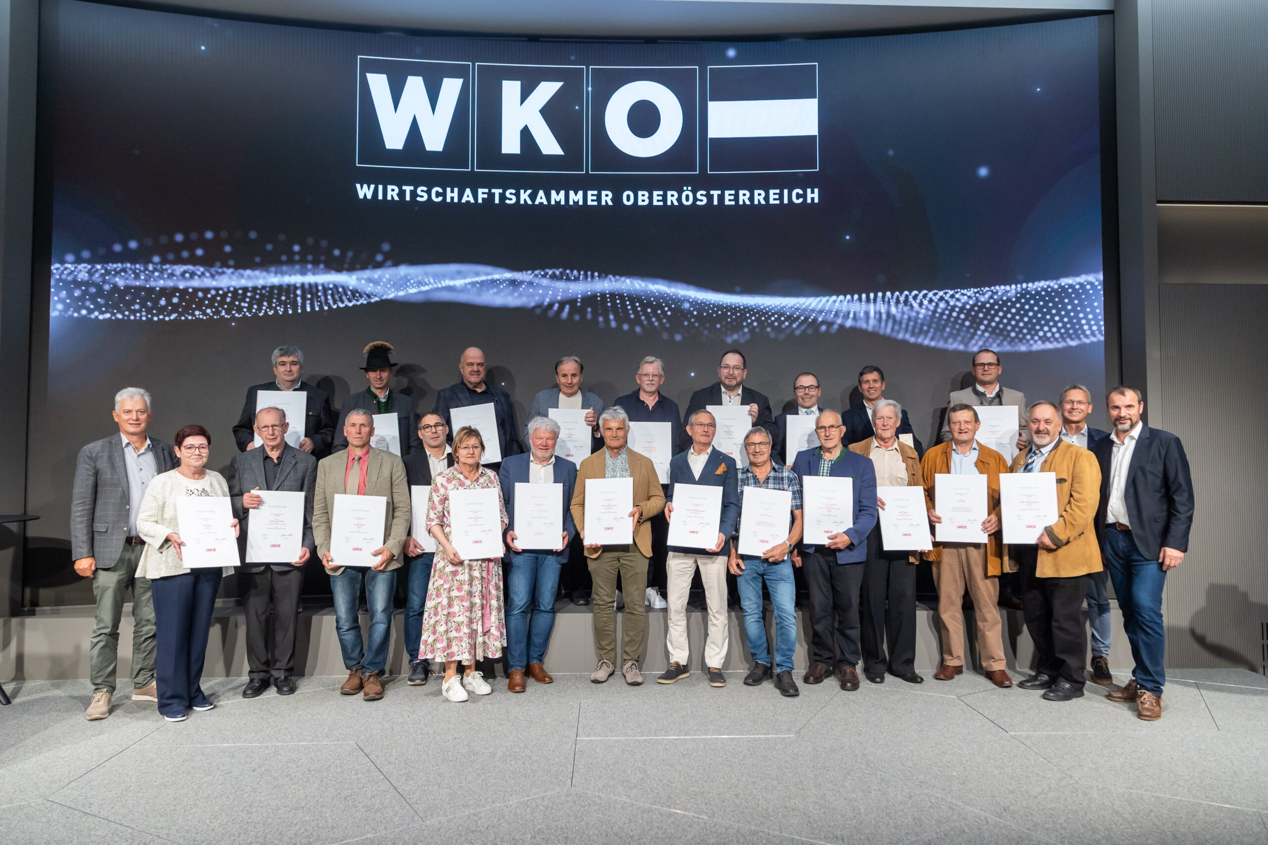 Im Rahmen des OÖ Tischlertages wurden verdiente Tischlerinnen und Tischler geehrt. © Cityfoto