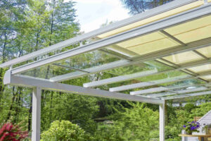 Das Vitello-Flex Schiebedach-System lässt sich problemlos mit weiteren Extras – wie hier einer Markise – erweitern. © TS-Aluminium-Profilsysteme GmbH & Co. KG