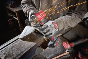 Mit einem Geradschleifer lassen sich auch Trennarbeiten in metallischen Werkstoffen umsetzen. (C) Milwaukee