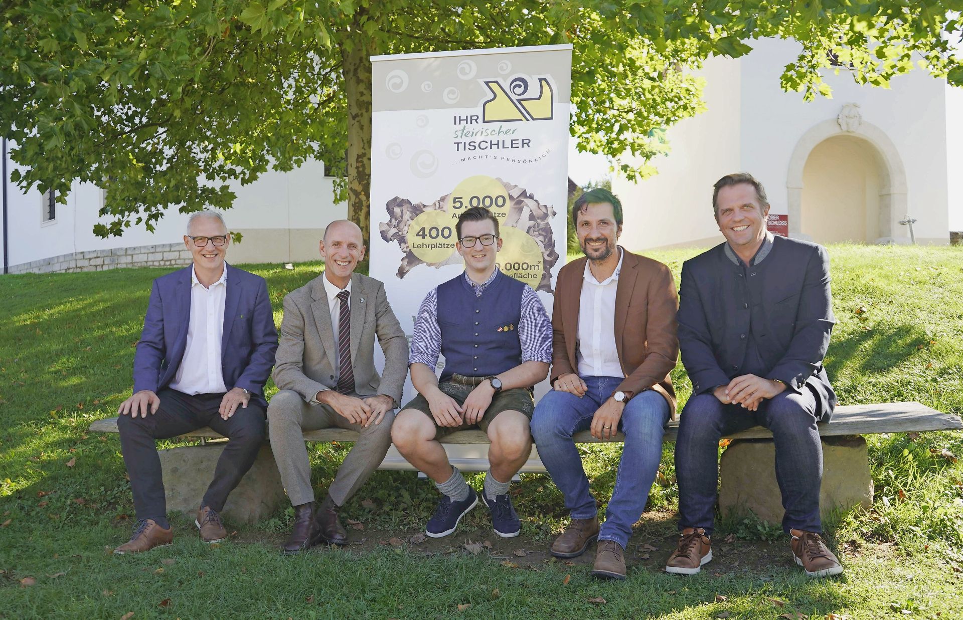 Der Obdacher Thomas Leitner holte die EuroSkills-Medallion of Excellence. V. l.: Innungsmeister Christian Zach, Landesrat Willibald Ehrenhöfer, Thomas Leitner, Landeslehrlingswart Wolfgang Hasenburger und Martin Kamper. (C) Schmidt