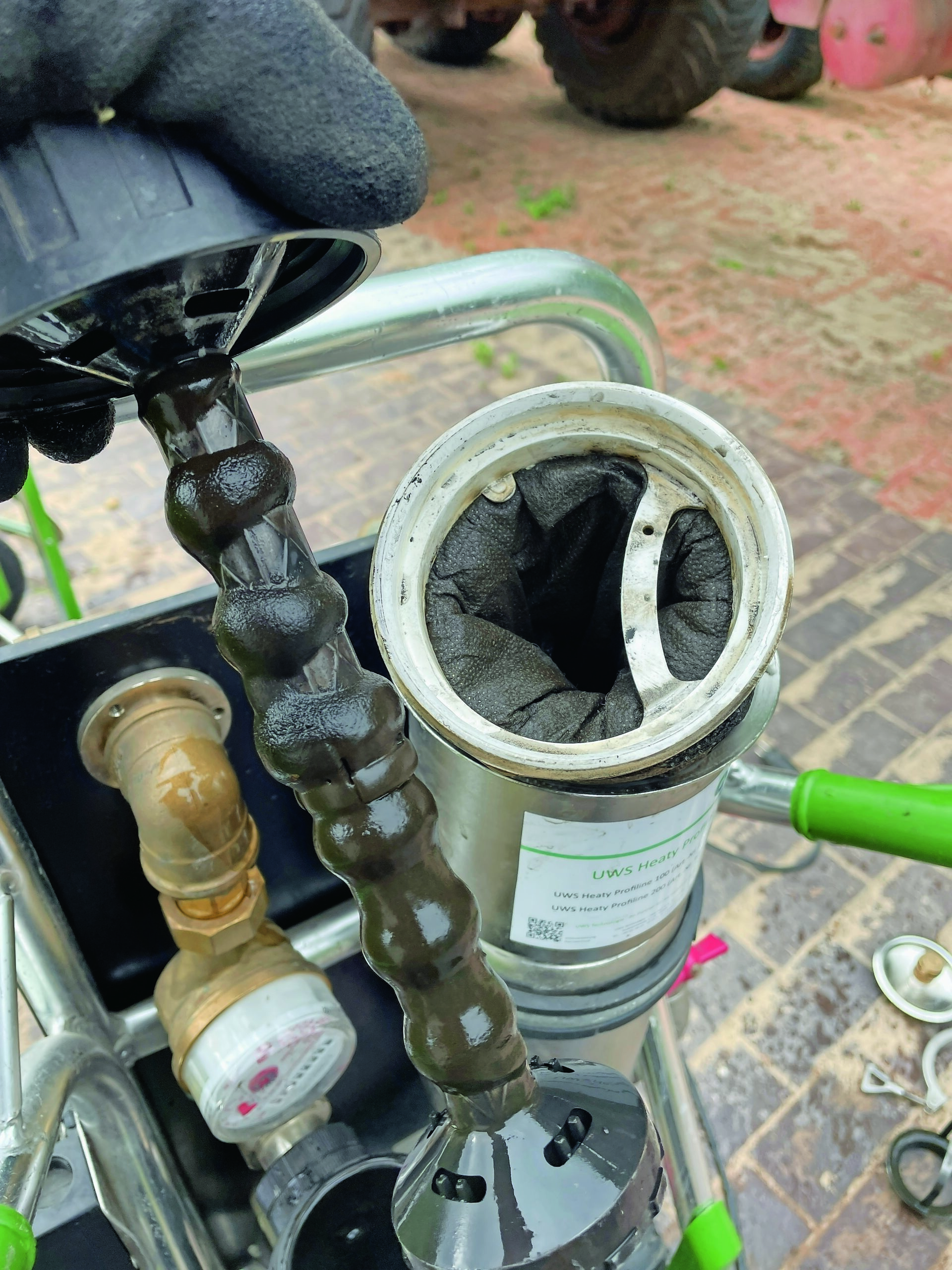 Schon geringe Mengen Magnetit beeinträchtigen die Effizienz von Brennwertkesseln. Magnetflussfilter, wie die der UWS MAGella-Serie, entfernen nahezu 100 % des zirkulierenden Eisenoxidschlamms.
