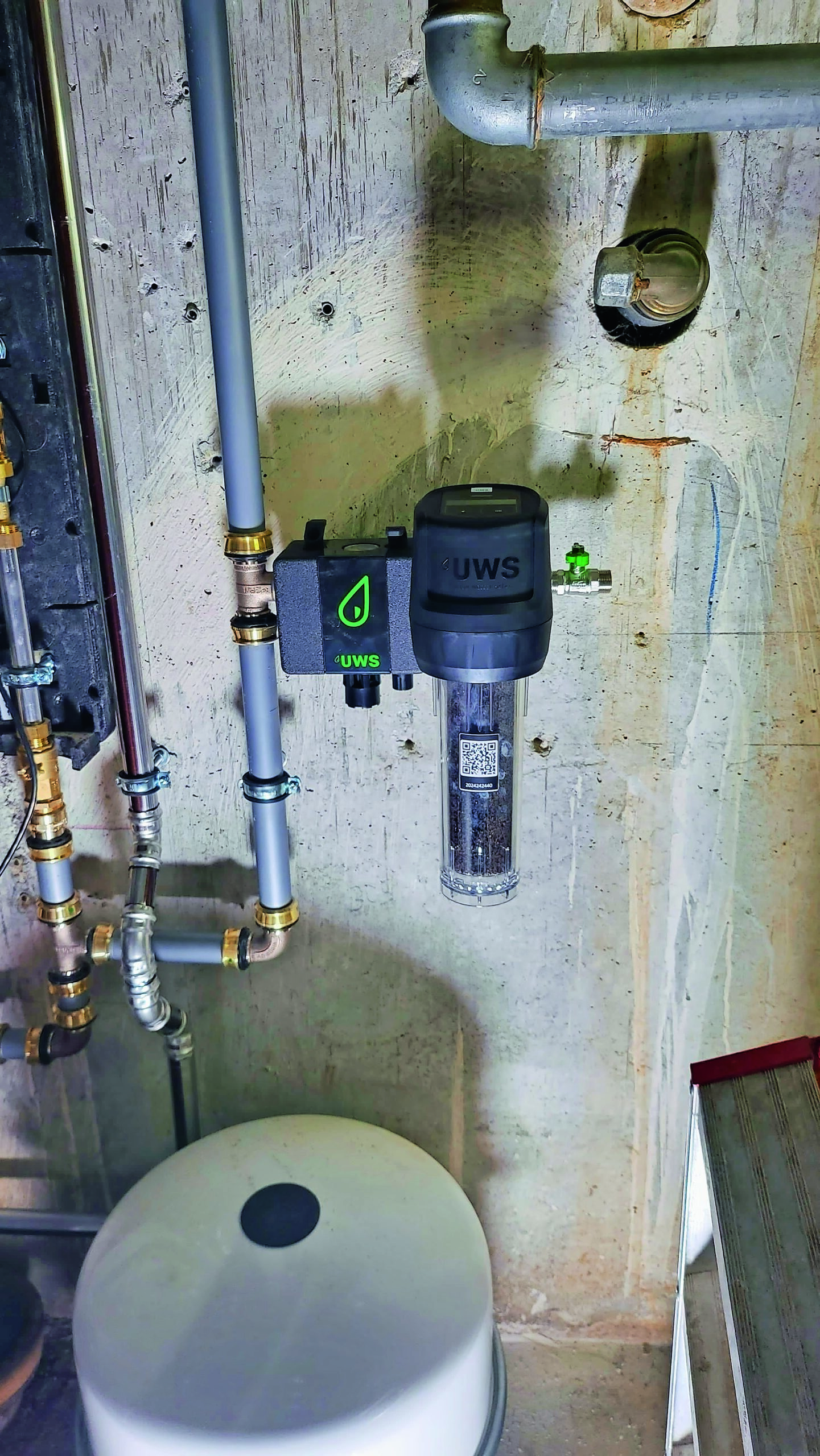 Vor jeder Erstbefüllung ist eine gründliche Spülung der Anlage notwendig – besonders bei Fußbodenheizungen, um Luft und Installationsrückstände zu entfernen. Wird stattdessen direkt über eine Nachspeiseeinheit gespült, wird unnötig viel Wasser aufbereitet.