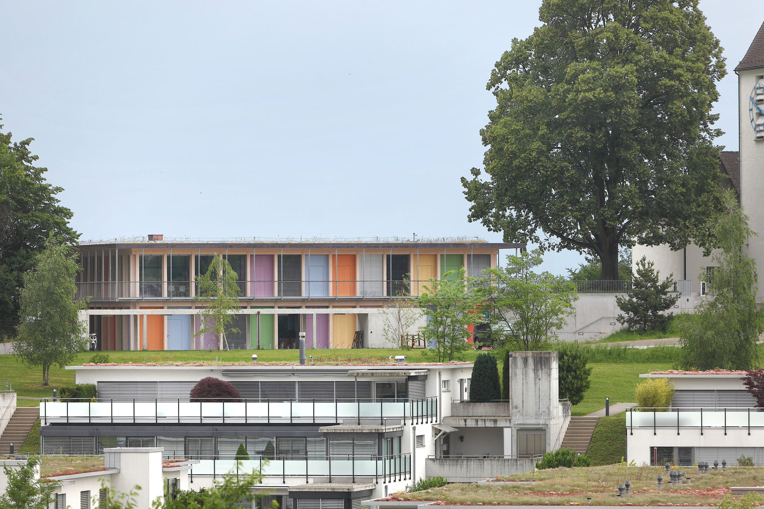 Emissionsarm, biozidfrei und mit nachwachsenden Rohstoffen hergestellt: Die Holzlasur Lignovit Terra. © Bucher Architekt BSA