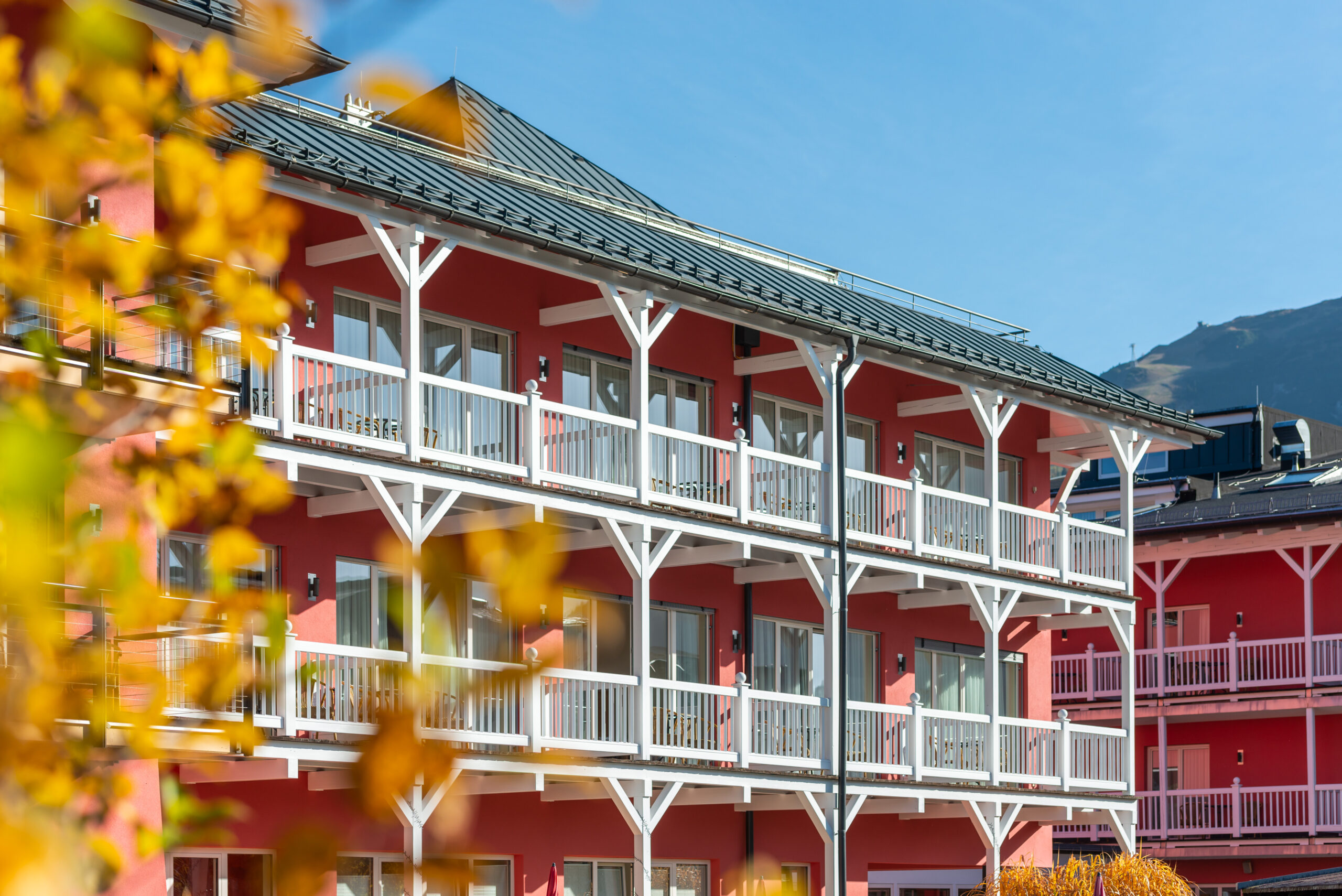 Die Fassadenfarbe Rot des Hotels Eden im Tiroler Seefeld spiegelt das Corporate Design der Hotelkette wider. © Brillux