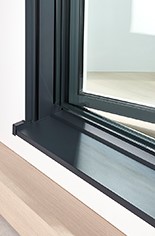 Schüco Perfect mit verbauter Designfensterbank. © Schüco International KG