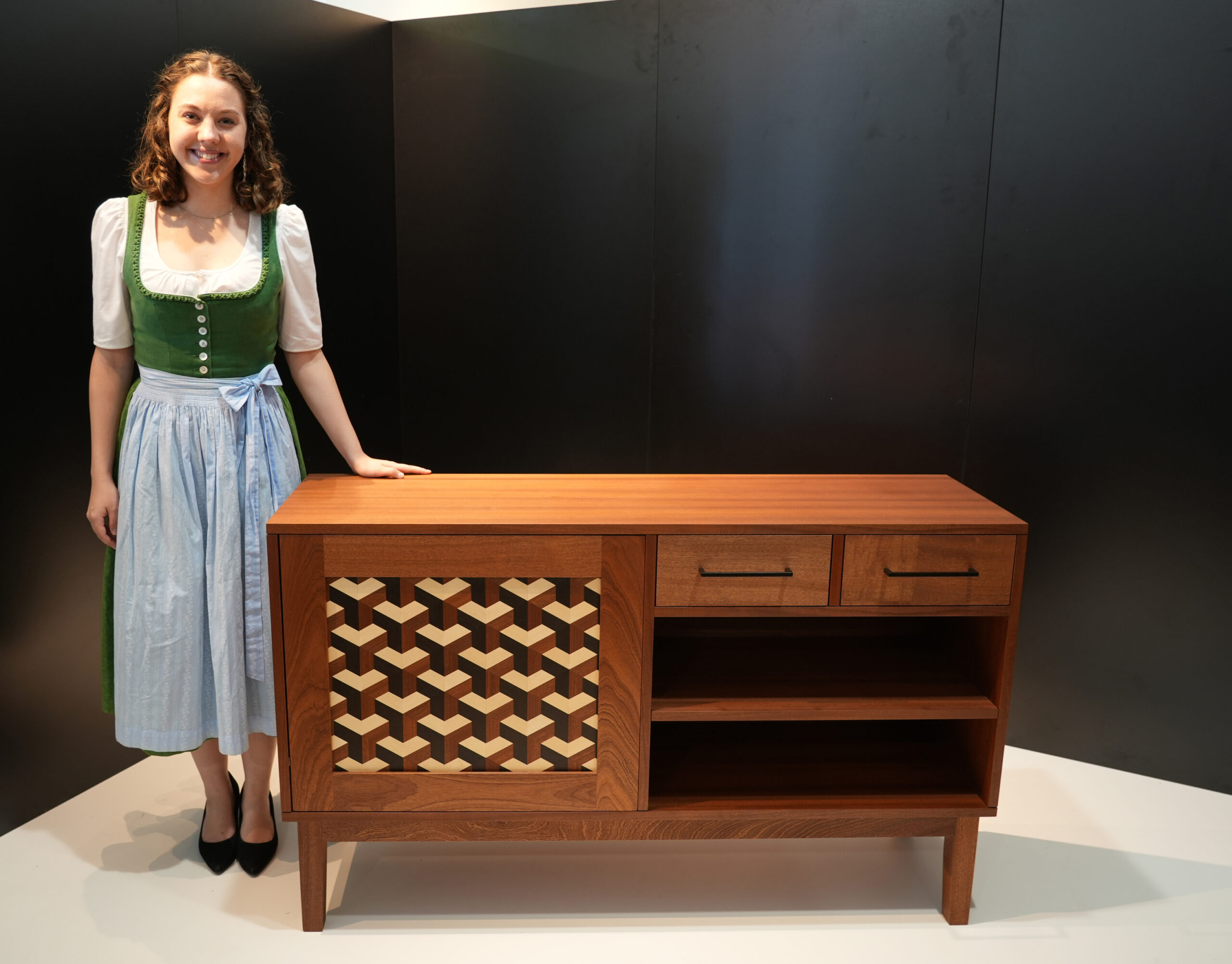 Felicia Salm-Reifferscheidt aus Steyregg überzeugte die Lehrabschlussprüfer mit einem hochkarätigen Sideboard. © Werkschulheim Felbertal