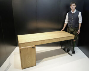 Jonas Jetzl aus Bad Aussee beeindruckte bei der Lehrabschlussprüfung mit einem edlen Schreibtisch. © Werkschulheim Felbertal