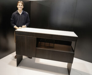 David Schlick aus St. Johann i. Pg. brillierte bei den Lehrabschlussprüfern mit einem dekorativen Barschrank. © Werkschulheim Felbertal