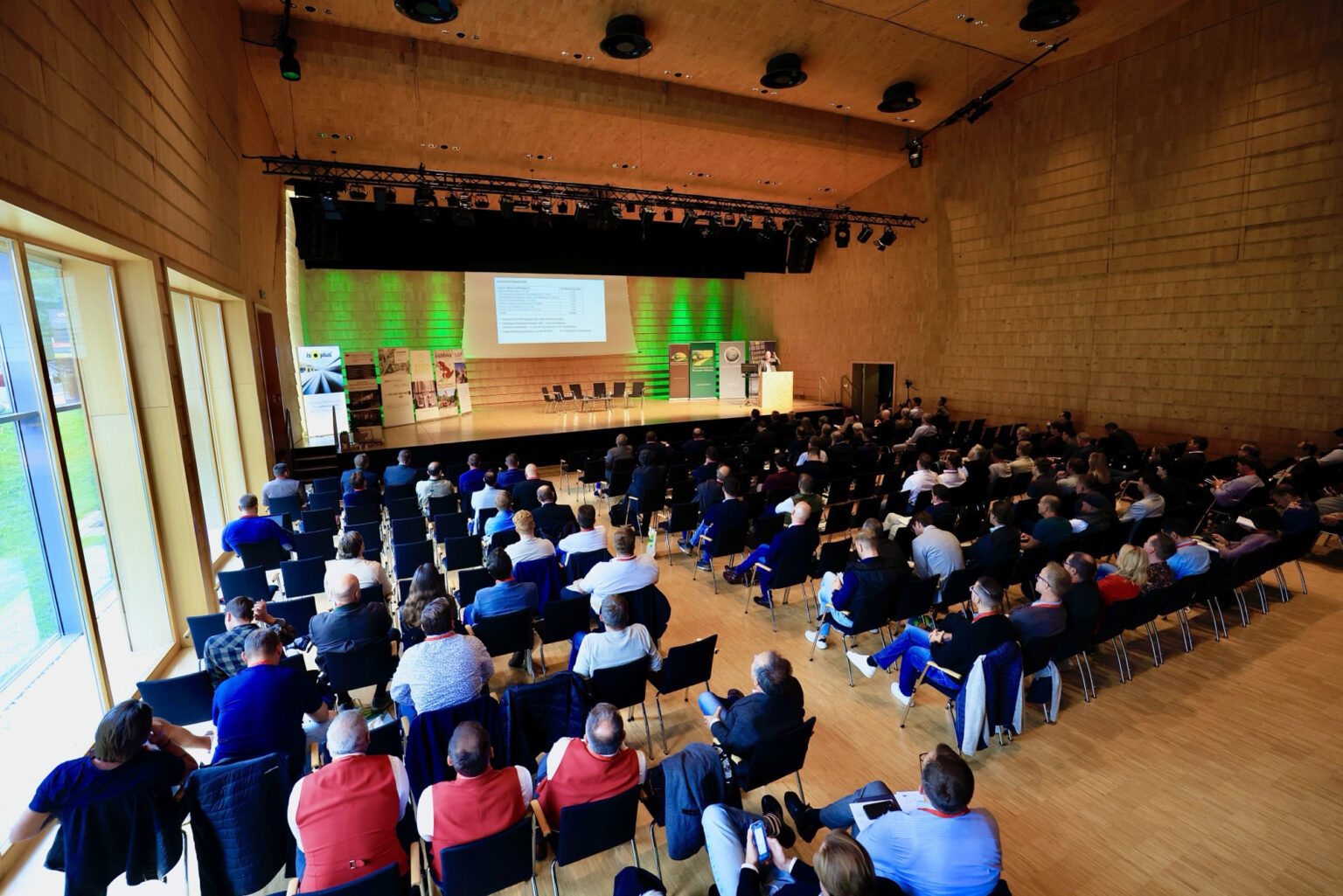 Teilnehmer*innen des Heizwerkebetreibertages im Plenarsaal in Ossiach