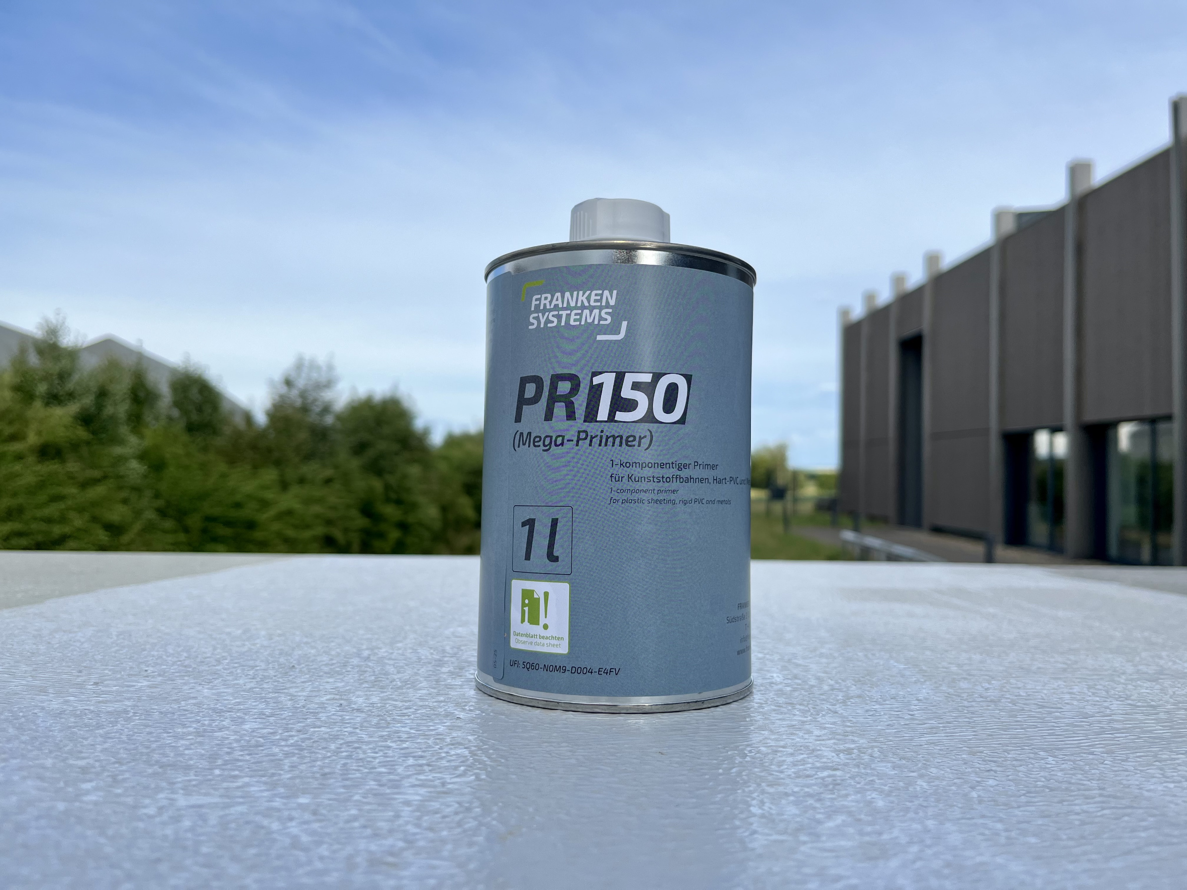 Der neue Mega-Primer PR150 von FRANKEN SYSTEMS erleichtert die Verarbeitung von Flüssigkunststoffen auf allen Kunststoff- und metallischen Untergründen. © FRANKEN SYSTEMS