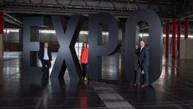 Expo Schriftzug auf Messe mit Personen