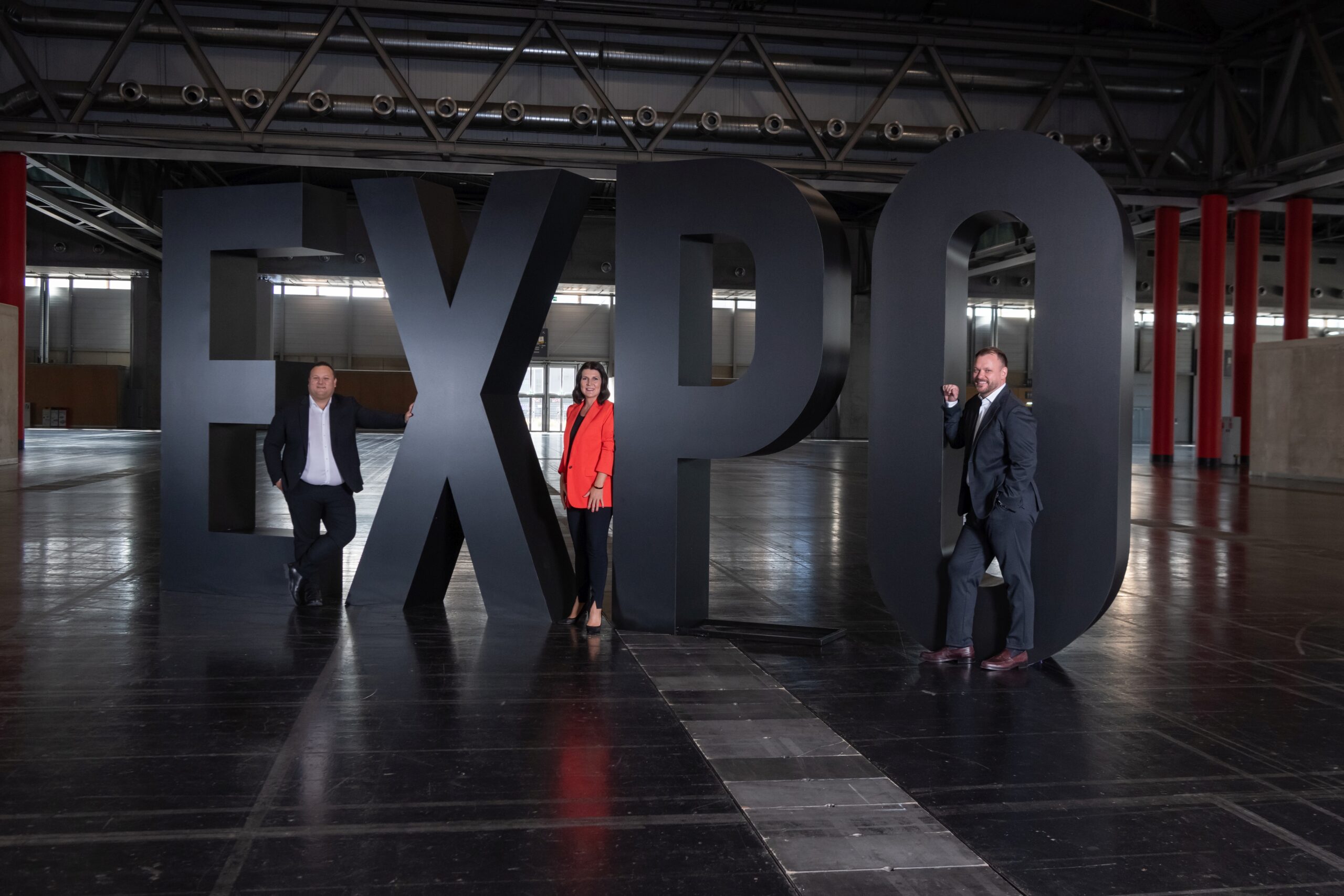 Expo Schriftzug auf Messe mit Personen