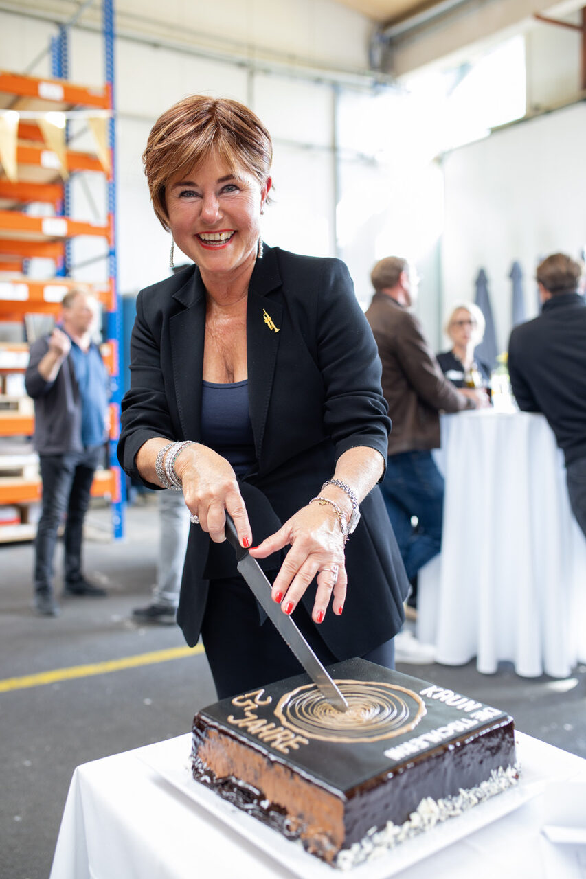 Eine Frau. Ein Wort. Kaun die Tischlerin setzt auf Service als lebendige Unternehmensstrategie und feiert 25 Jahre. © Julia Poiss