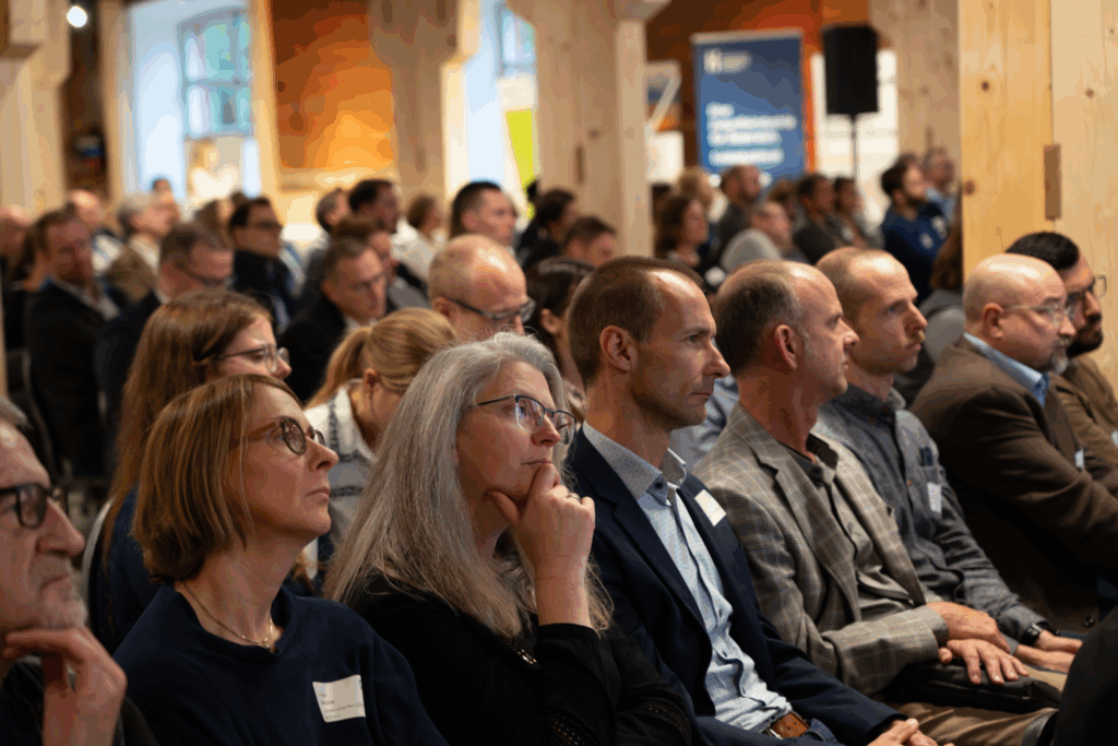 Am ersten Tag der Renowave.at Impact Days 2025 werden aktuelle Entwicklungen wie der Sanierungsmonitor, der Renovierungspass und neue Denkansätze für zukunftsfähiges Bauen vorgestellt. © Isabel Mühlbauer
