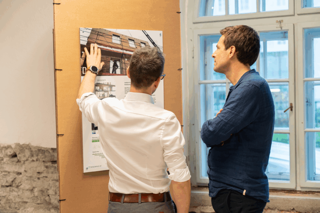 Die Ausstellung „Serielle Sanierung“ bietet einen umfassenden Überblick über innovative Lösungen, die es ermöglichen, mehrgeschossige Wohn- und Gewerbebauten in nur wenigen Wochen zu sanieren. © Isabel Mühlbauer