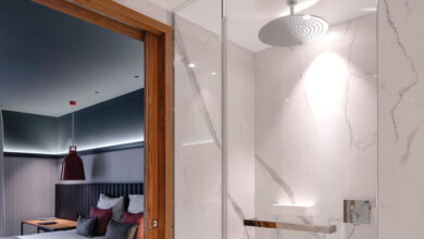 Die unsichtbare Beschichtung „Luxclear“ von AGC Glass Europe schützt die Glasoberfläche dauerhaft gegen Glaskorrosion. © AGC Glass Europe