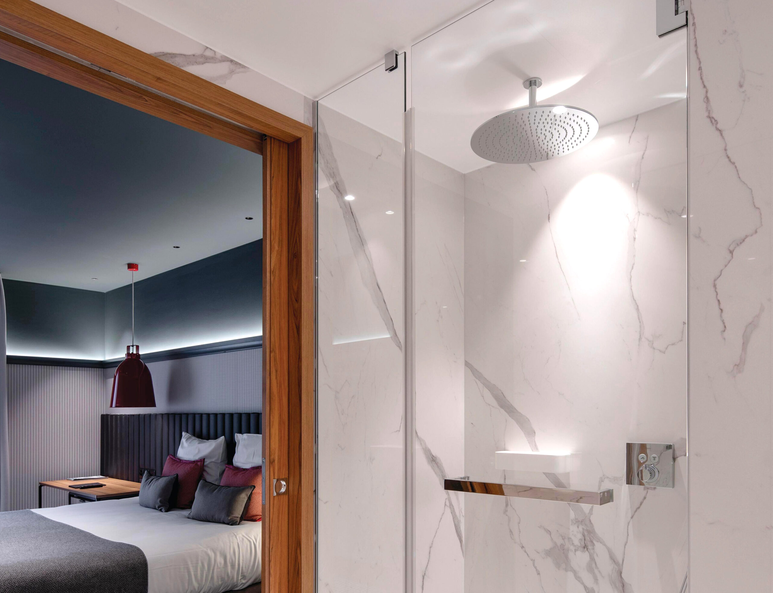 Die unsichtbare Beschichtung „Luxclear“ von AGC Glass Europe schützt die Glasoberfläche dauerhaft gegen Glaskorrosion. © AGC Glass Europe