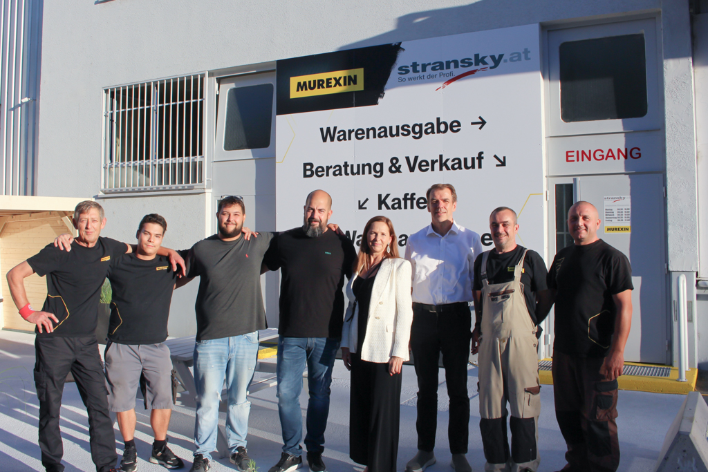 Brigitte Kirschner, Geschäftsführerin Franz Stransky GmbH, Bernhard Mucherl, Geschäftsführer Murexin GmbH (3. von rechts) und dem Murexin/Stransky-Team. © Murexin