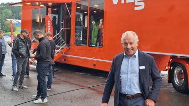 Viessmann Österreich-Geschäftsführer Peter Huber vor dem Tour Truck. Copyright: Gebäude Installation