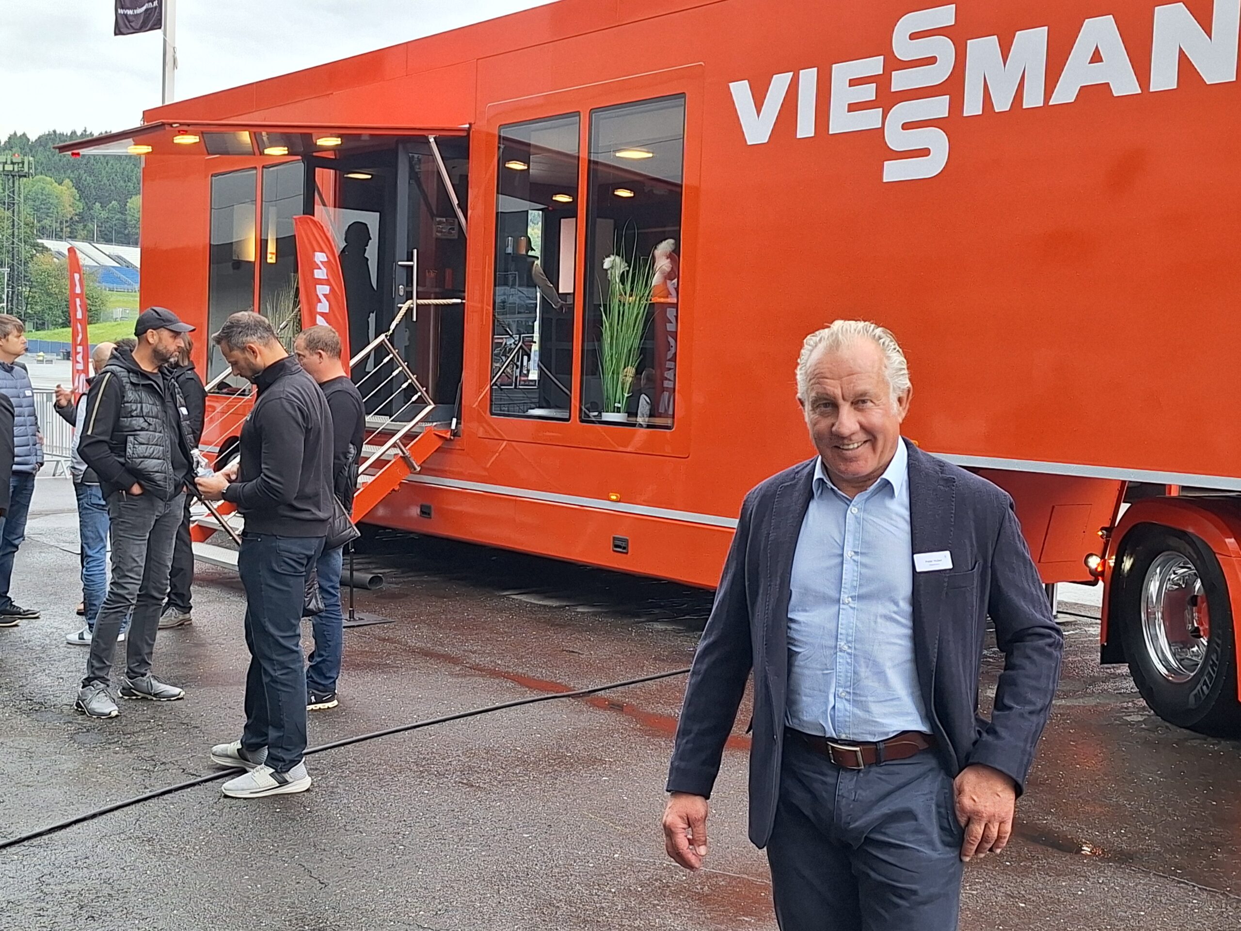 Viessmann Österreich-Geschäftsführer Peter Huber vor dem Tour Truck. Copyright: Gebäude Installation