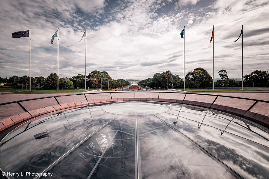Die neun Meter breite und zwölf Tonnen schwere Stahl-Glas-Konstruktion ist eine mathematische Inversion der byzantinischen Kuppel auf dem zentralen Gedenkort des War Memorials. © Henry Li Photography