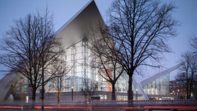 Die Alsterschwimmhalle in Hamburg (D) wurde zwischen 2020 und 2023 umfassend saniert und modernisiert. Das Dach war dabei eine besondere Herausforderung. © Marcus Bredt