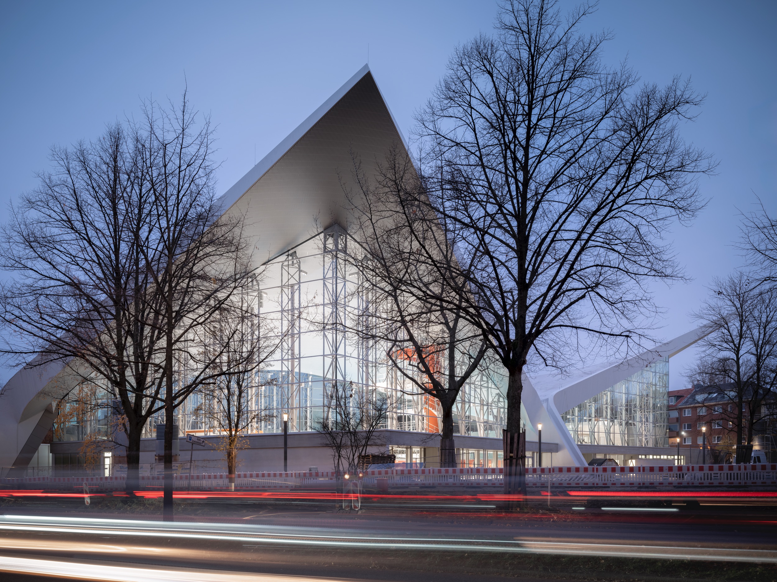 Die Alsterschwimmhalle in Hamburg (D) wurde zwischen 2020 und 2023 umfassend saniert und modernisiert. Das Dach war dabei eine besondere Herausforderung. © Marcus Bredt