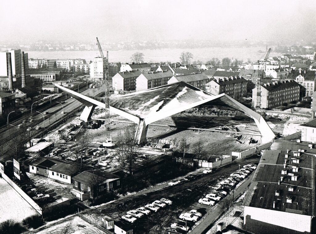 Die 1970 errichtete Dachkonstruktion – ein doppeltes hyperbolisches Paraboloid – ruht auf lediglich drei Auflagerpunkten und gilt als ingenieurtechnisches Meisterwerk. © Bäderland Hamburg GmbH
