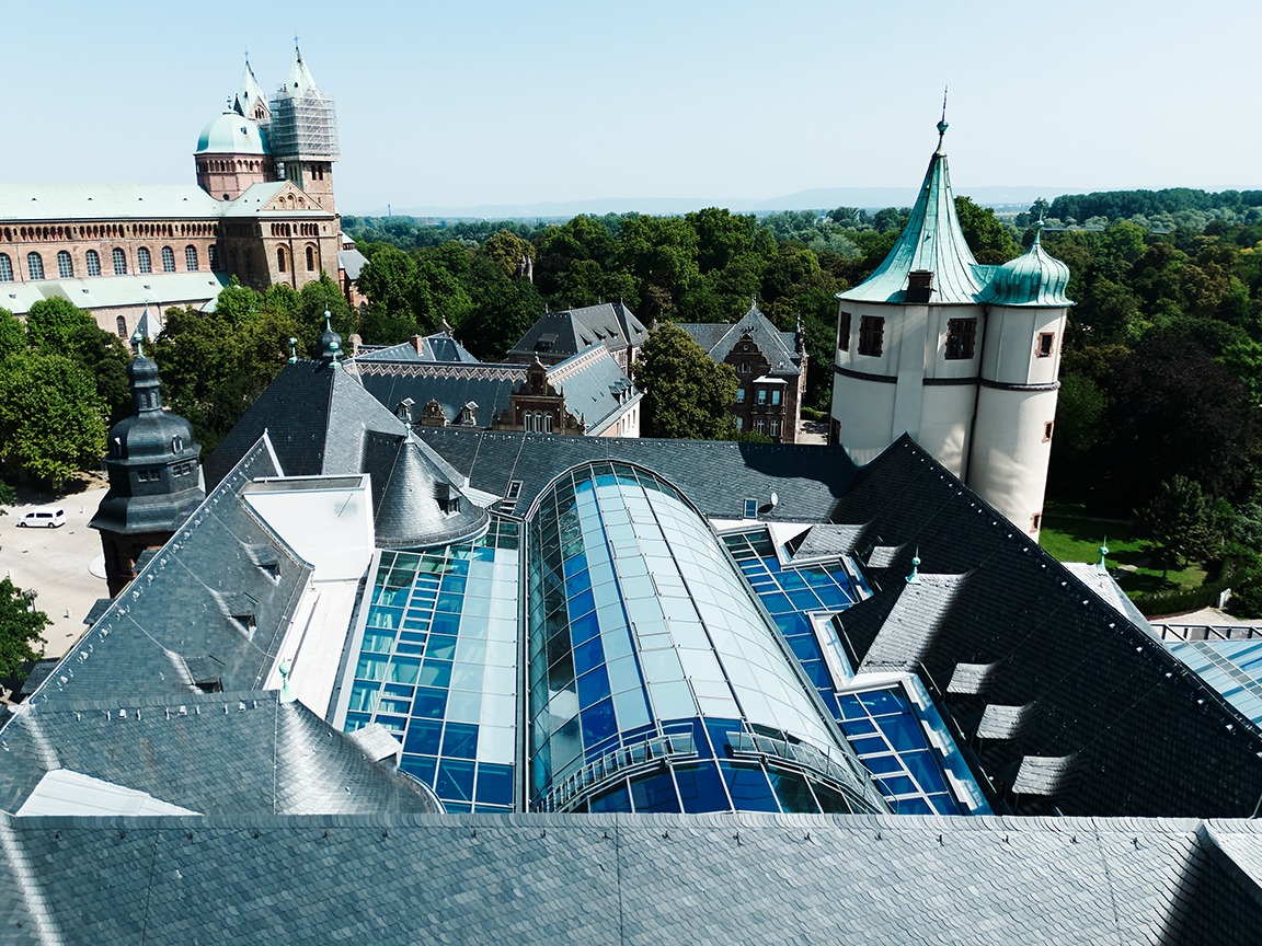 Der denkmalgeschützte Museumsbau von 1910 prägt das Stadtbild Speyers und bildet gemeinsam mit dem nahegelegenen Dom ein kulturelles Zentrum. © Isolar